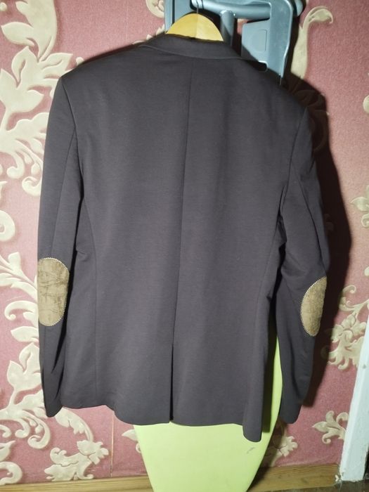 Чоловічий піджак коричневий на випускний фотосесію