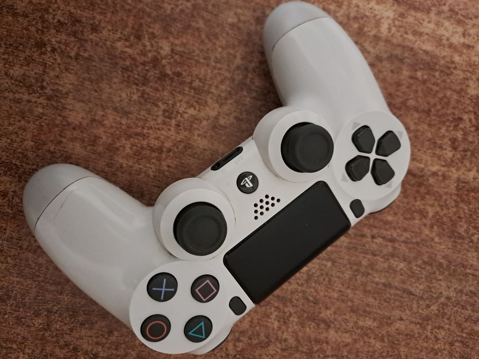 Playstation 4 com comando