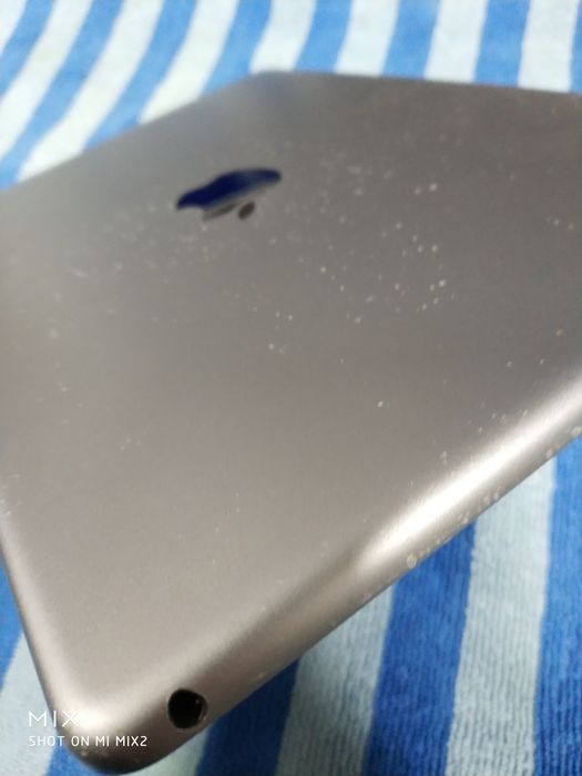 Apple iPad A1822 (64gb)