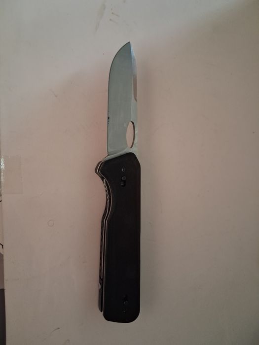 Nóż składany z nożyczkamii