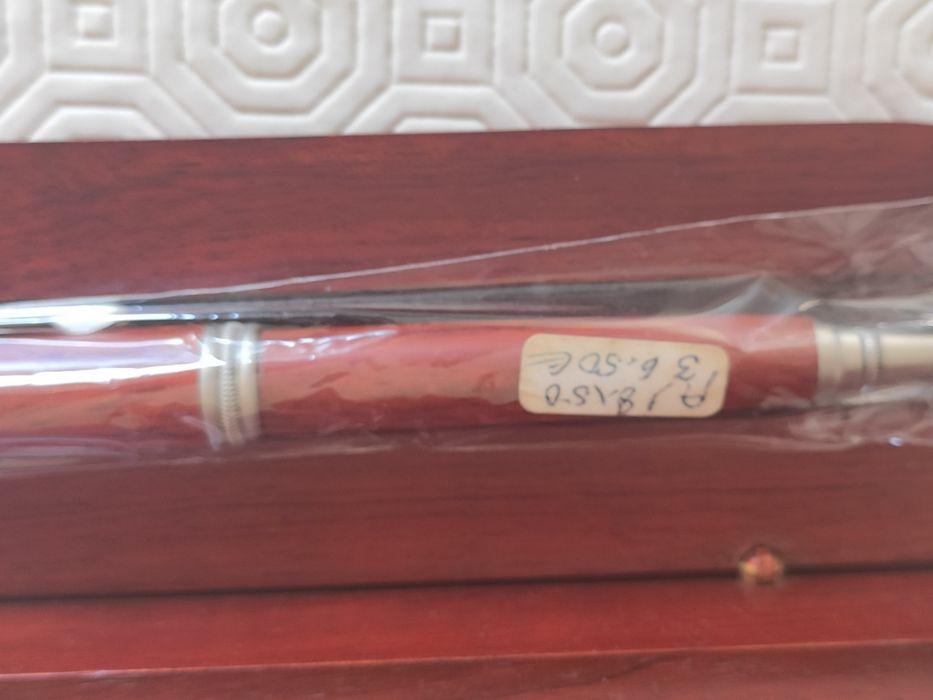 Esferográfica em estojo de madeira e prata. Arranjo em liga de prata