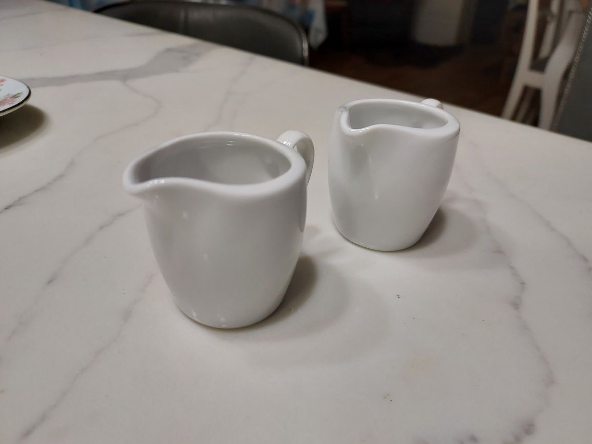 Dwa małe mleczniki porcelana biały