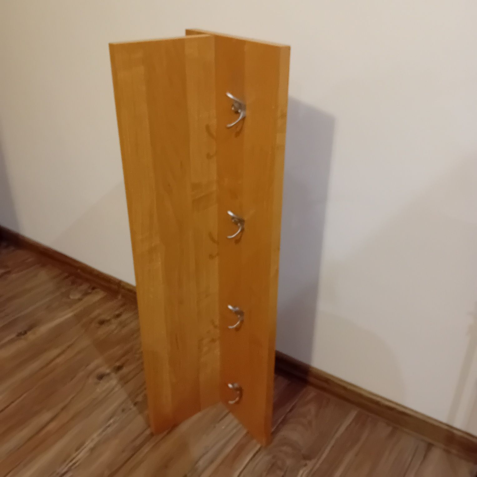 Pólka z wieszakami.