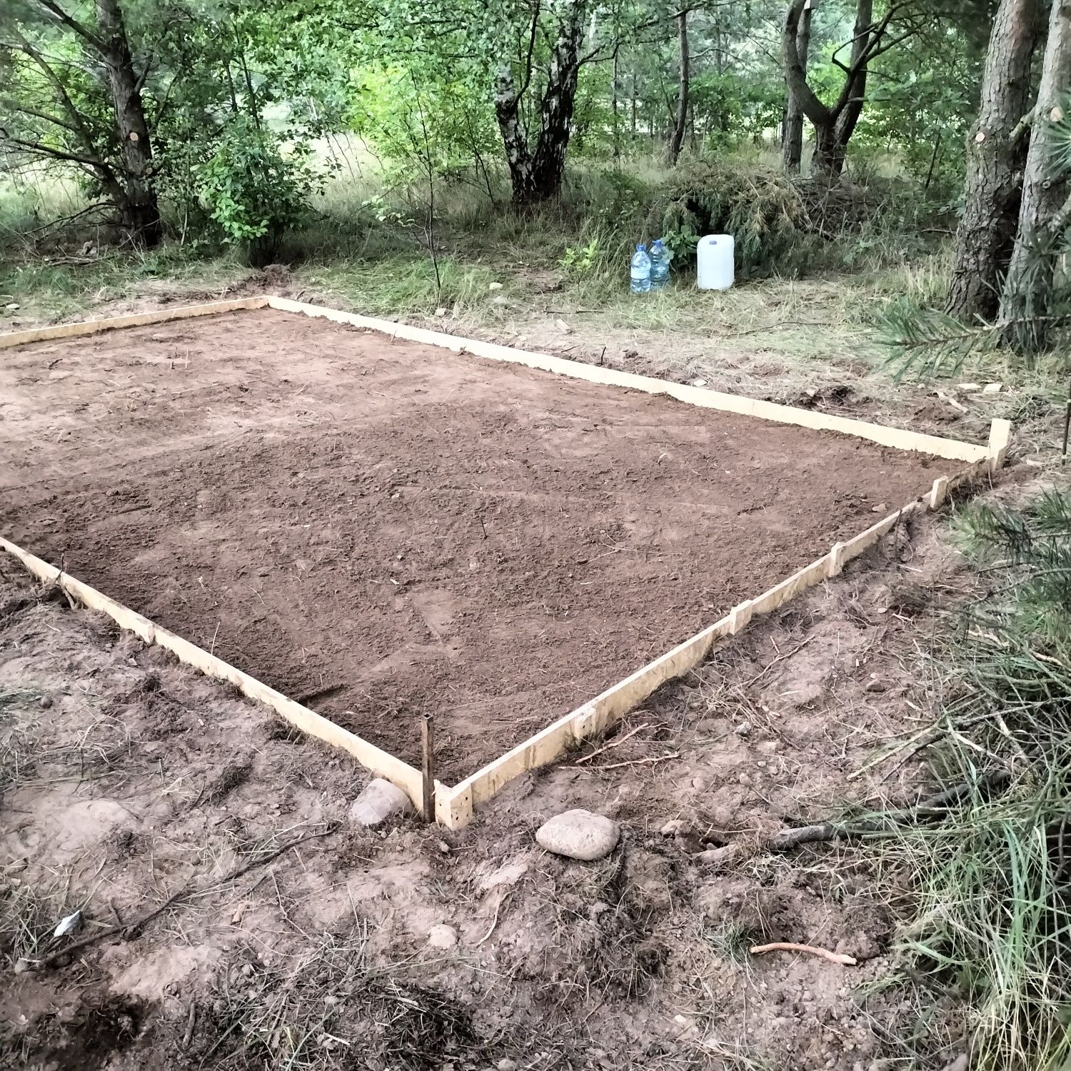 Wykonanie płyt ław pod domki altanki ogrodzenia. Demontaż ogrodzeń