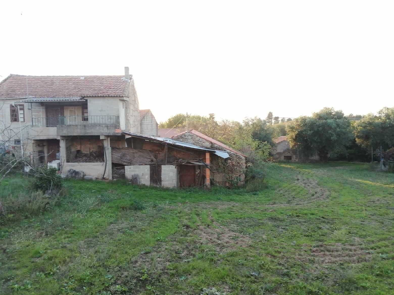 Casa em pedra com dois pisos para reabilitar