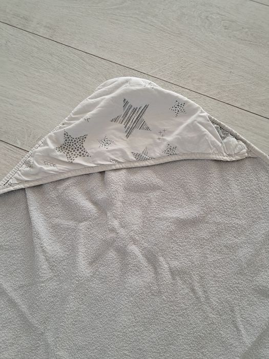 Szary ręcznik kąpielowy z kapturem