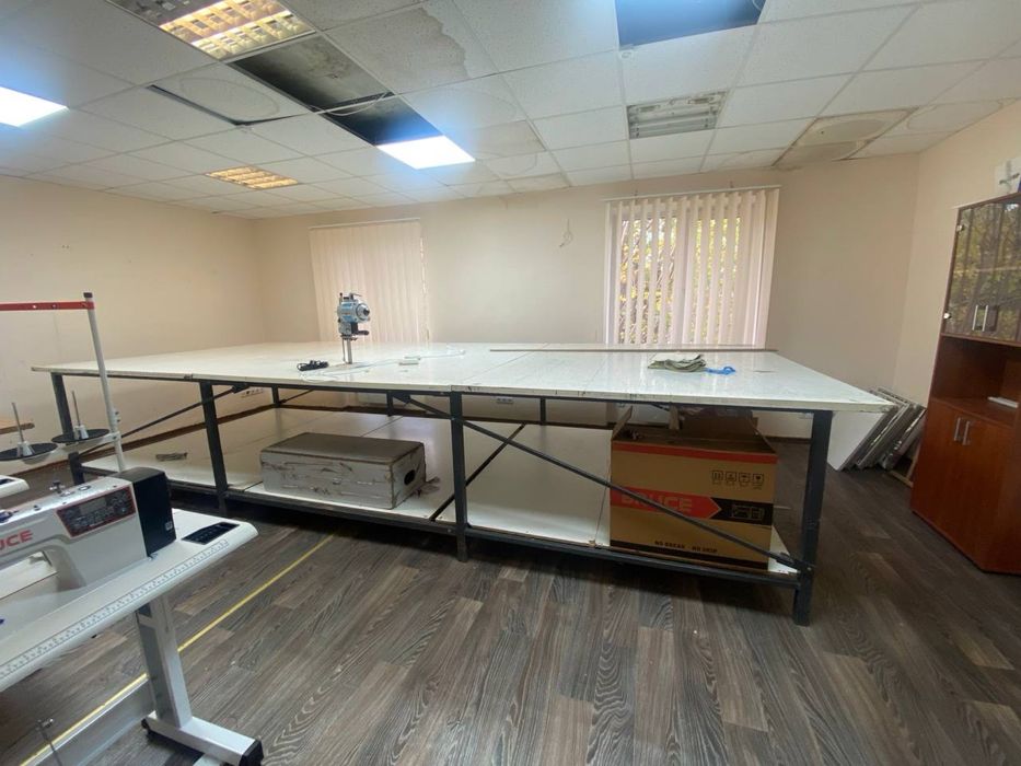 Стол закройный, Оверлок,Нож раскройный,Машинка Прямострочка