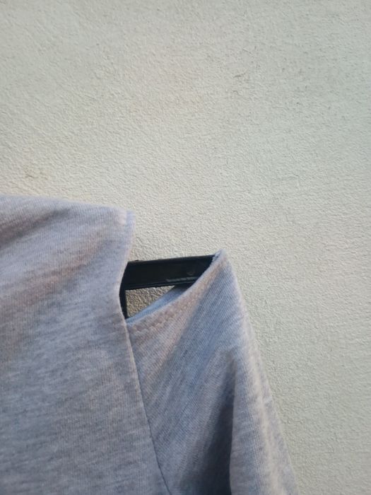 Bluza z rozcięciami na ramionach