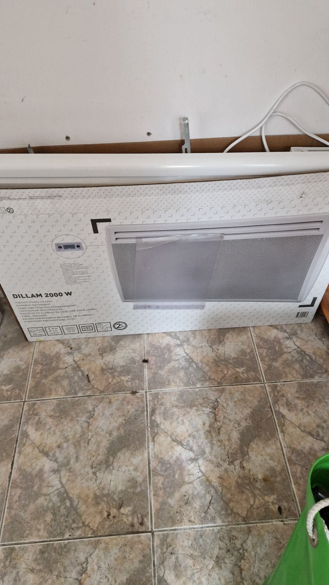 dwa grzejniki kaloryfery ogrzewanie elektryczne