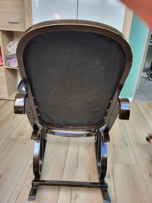 Elegancki fotel bujany w stylu klasycznym- drewno gięte.
