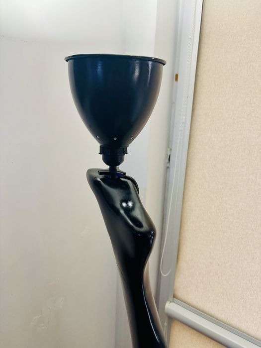 Lampa artystyczna z nogi od manekina