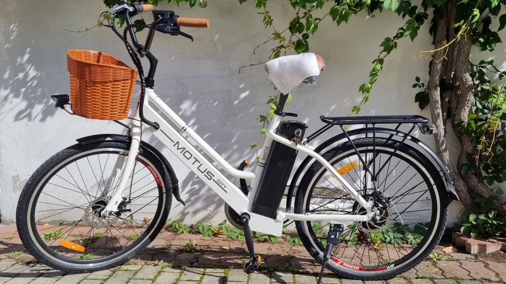 „Elegancki Rower Elektryczny Motus City White ‒ idealny do miasta