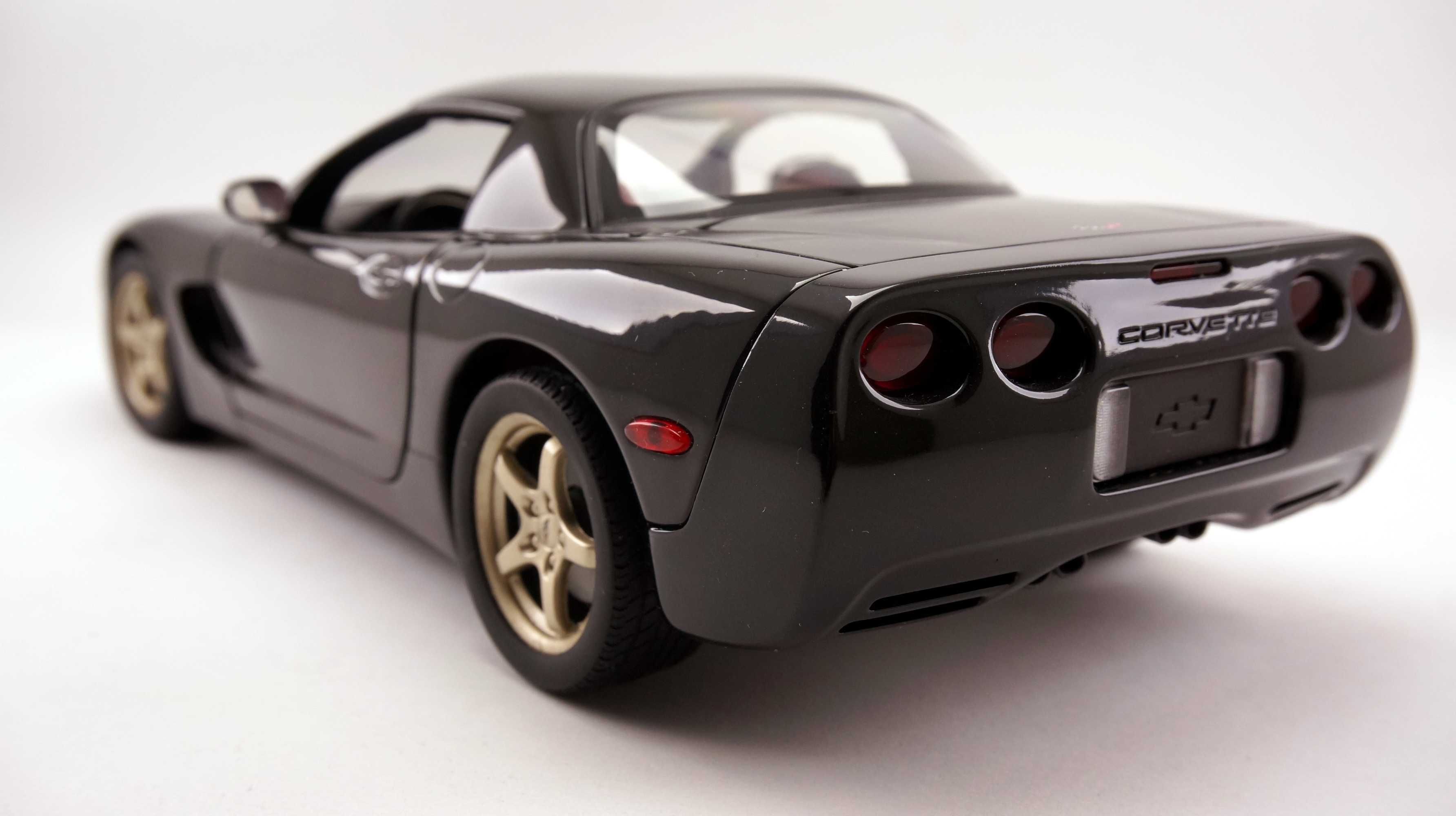 Модель UT Models AUTOart 1:18 Chevrolet Corvette (C5) Hardtop Black