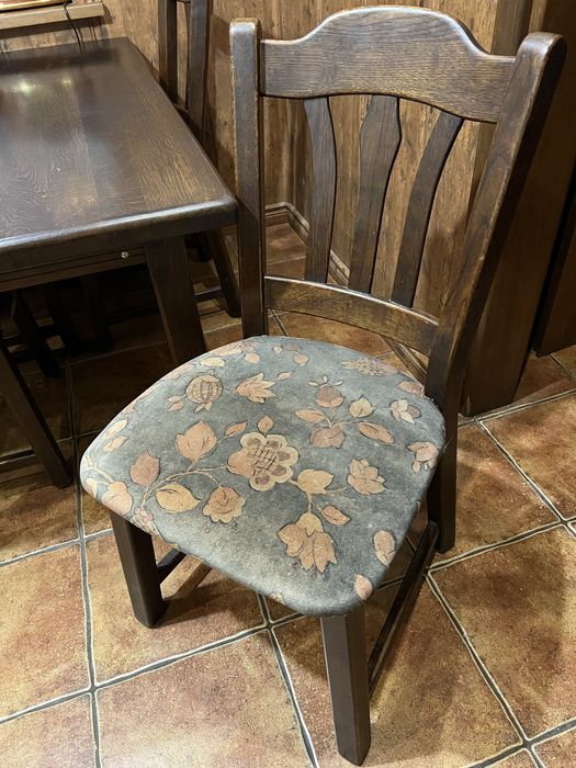 Masywny drewniany stół z 4 krzesłami