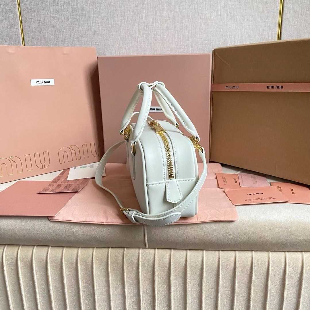 MiuMiu Biała Torebka 2025 - Luksusowy i Elegantny Design