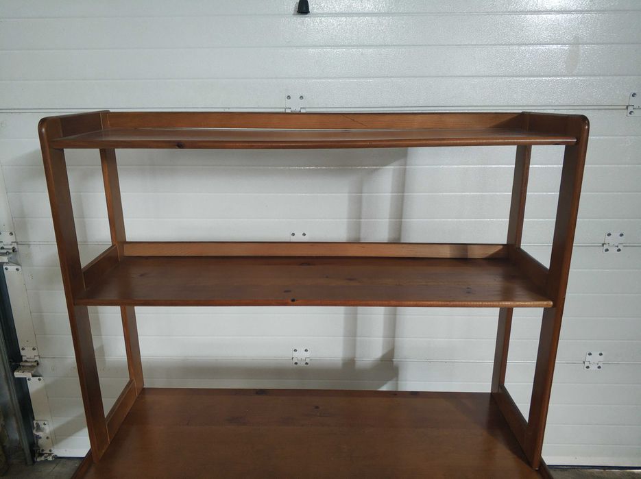 Secretária em madeira maciça com estante