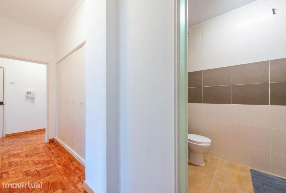 Quarto - localizado em Telheiras Lisbon