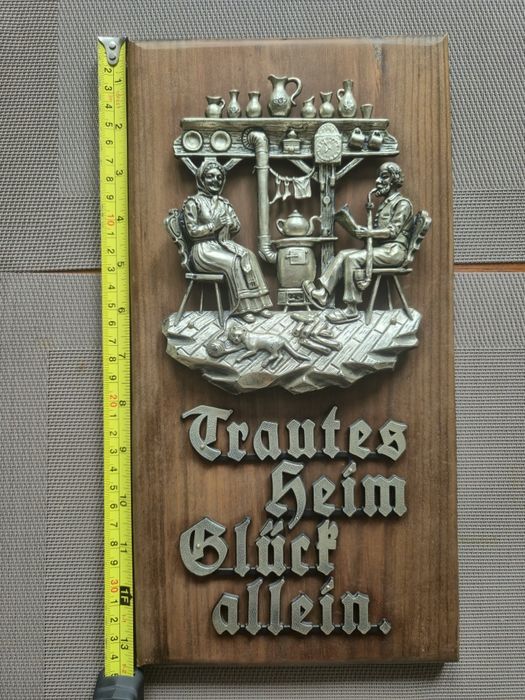 Деревянная табличка с металлическим барельефом и надписью на немецком