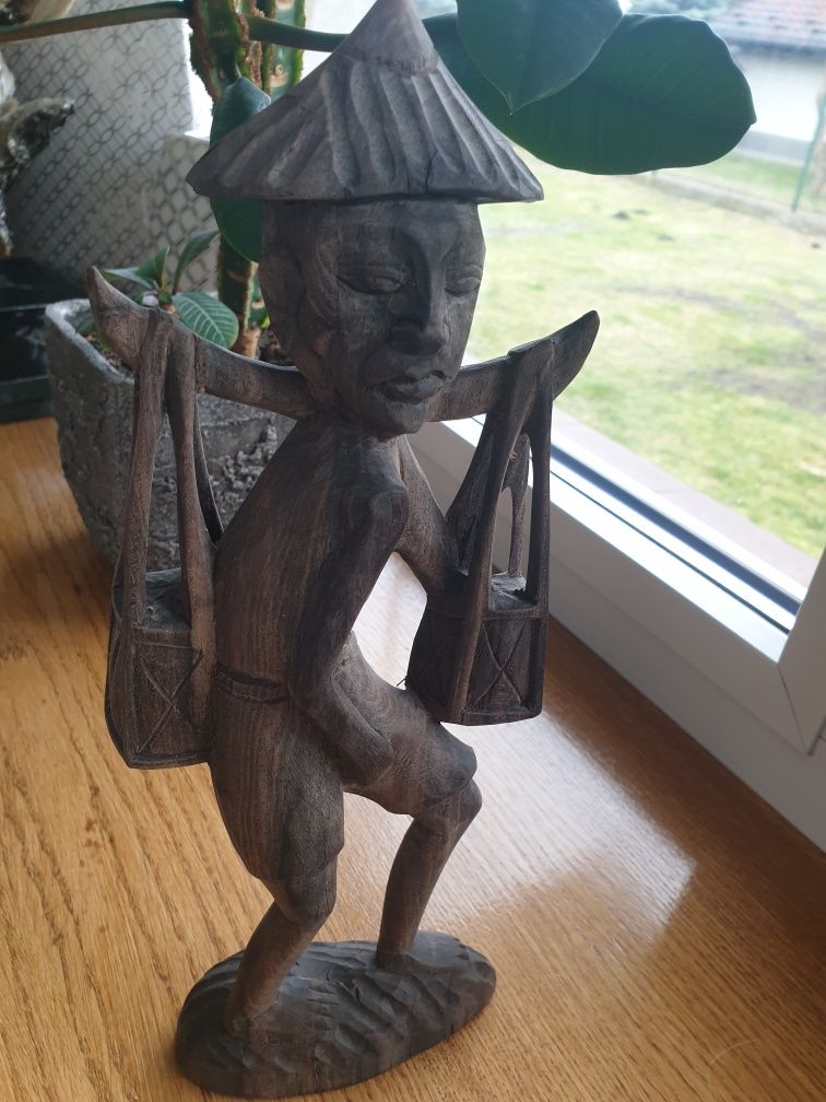 Drewniana figurka heban chłopiec z wiaderkami