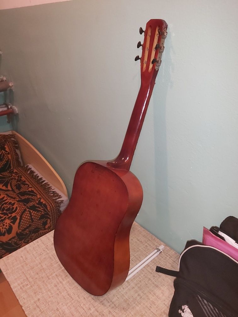 Sprzedam   gitarę   .