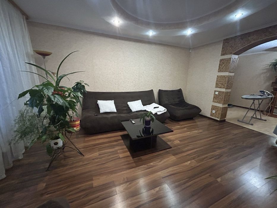 Продаж 4 кімнатної квартири .вул Незалежеості