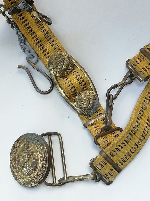 Продам старую  пряжку на ремiнь, виготовлена з брони, мае зацеп.