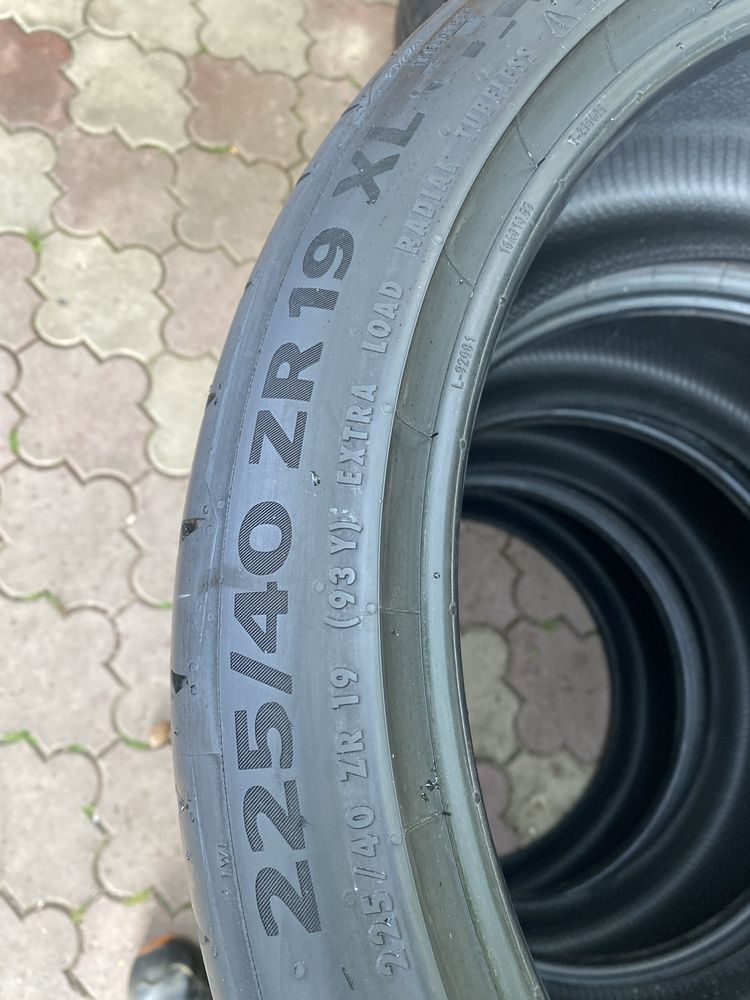 Cztery  Nowe Demo Continentale 225/40/19