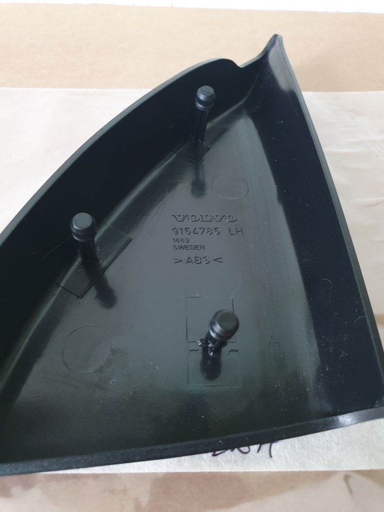zaślepka lusterka zewnętrznego volvo S80 2005 rok  LEWA CZARNA