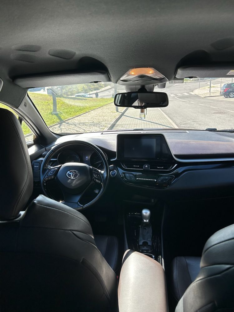 Toyota C-HR 1.8 Hybrid Confort 2016 - Bem equipado e pronto a circular