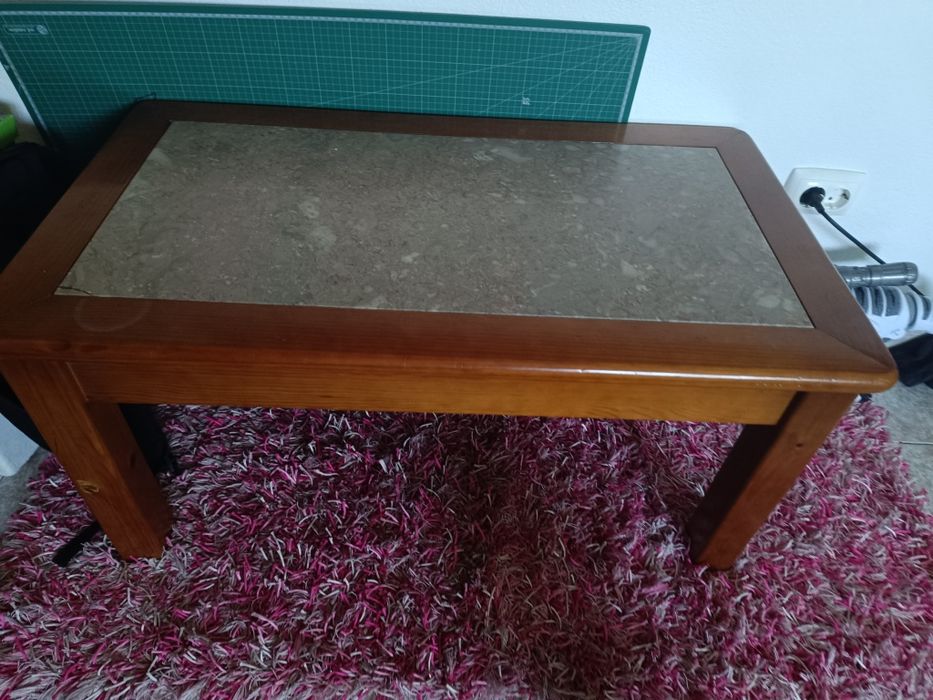 Mesa de centro com tampo de mármore rosa