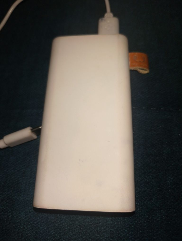 Różowy powerbank 6000mAh idealny do torebki