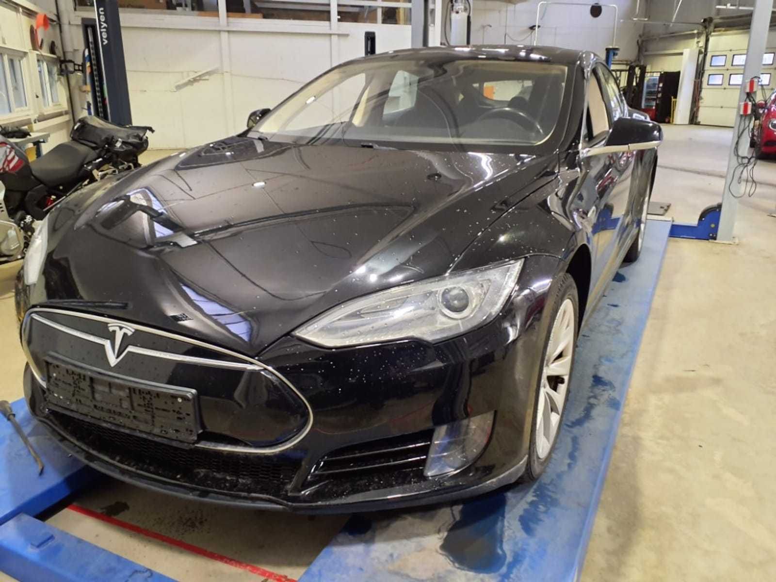 Електромобіль Tesla Model S з Норвегії 2013 року 60кВт