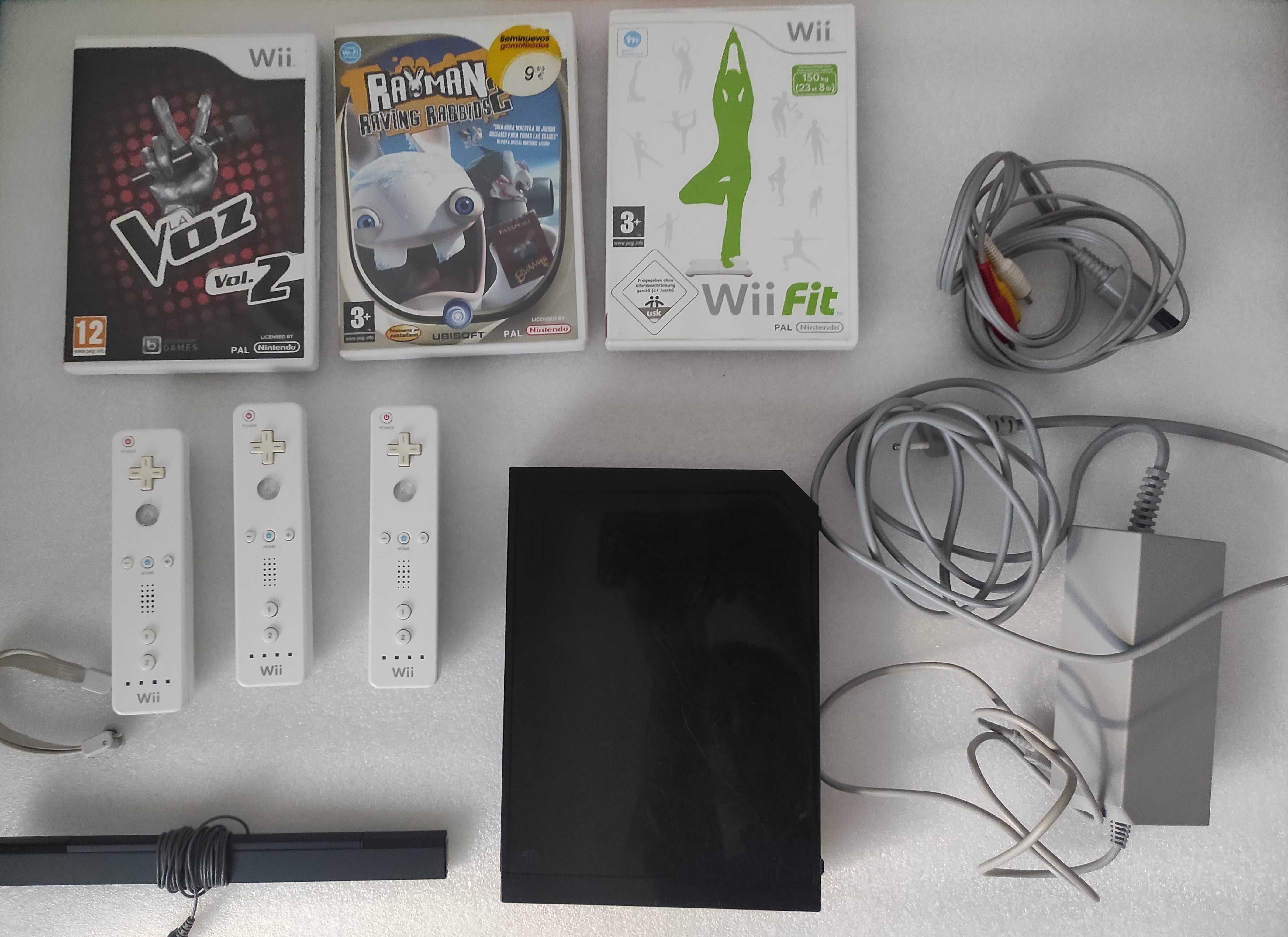 Nintendo Wii com 3 Comandos Remote + 4 jogos