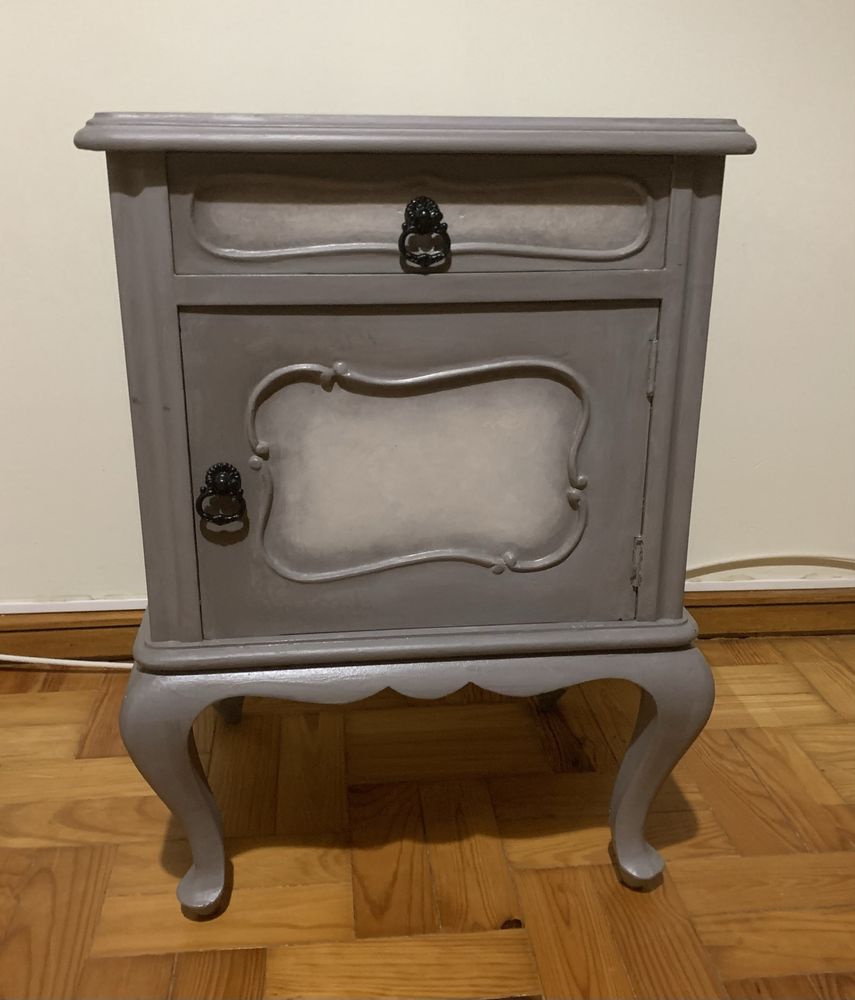 Mesa de cabeceira estilo Queen Anne, recuperada e com pintura decapê.