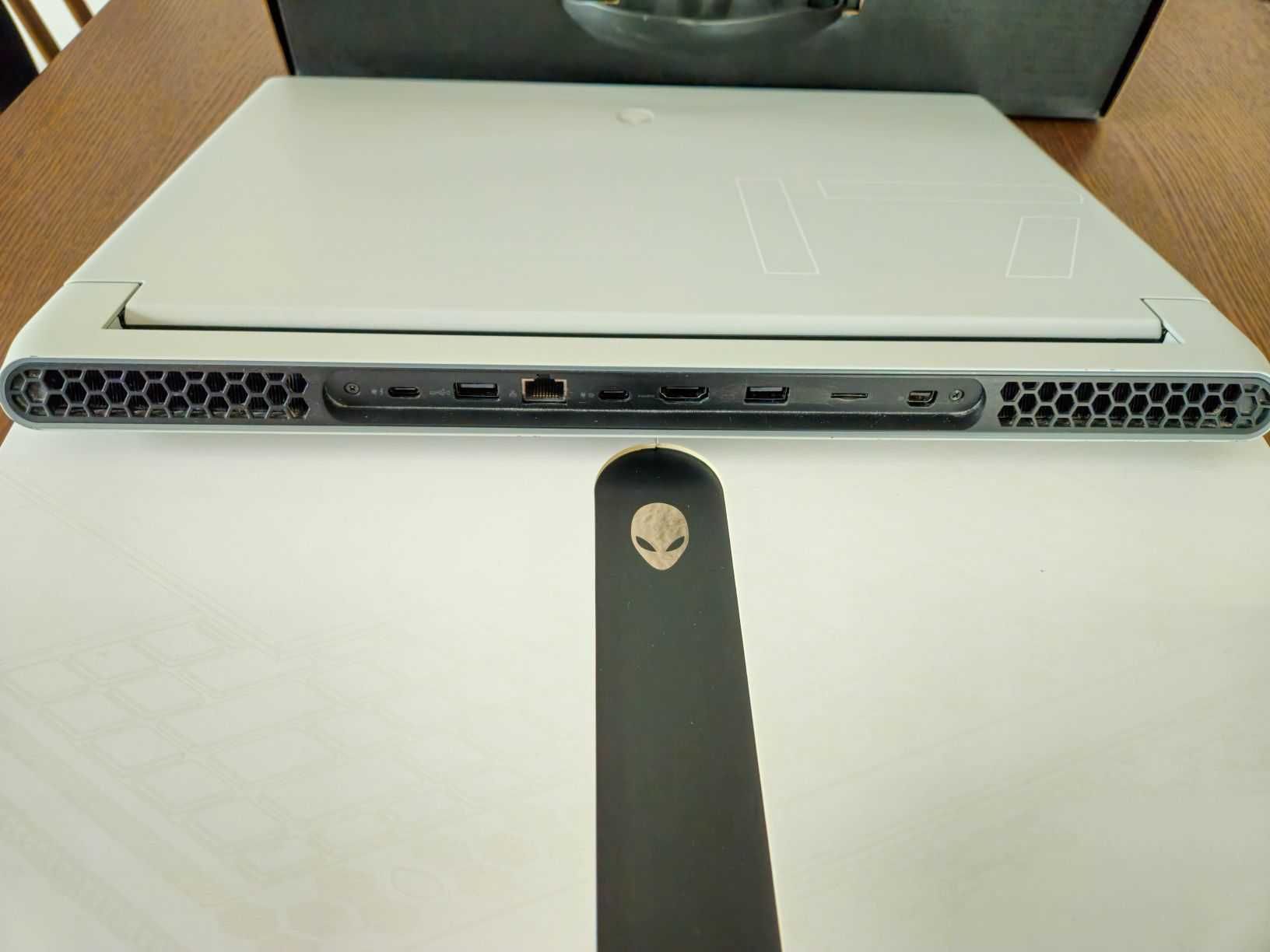 ALIENWARE x17 i7 11800H, RTX3080, 32GB RAM, SSD 1TB, 4K LCD