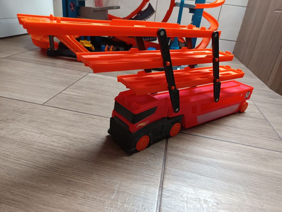 Laweta transporter Hot Wheels