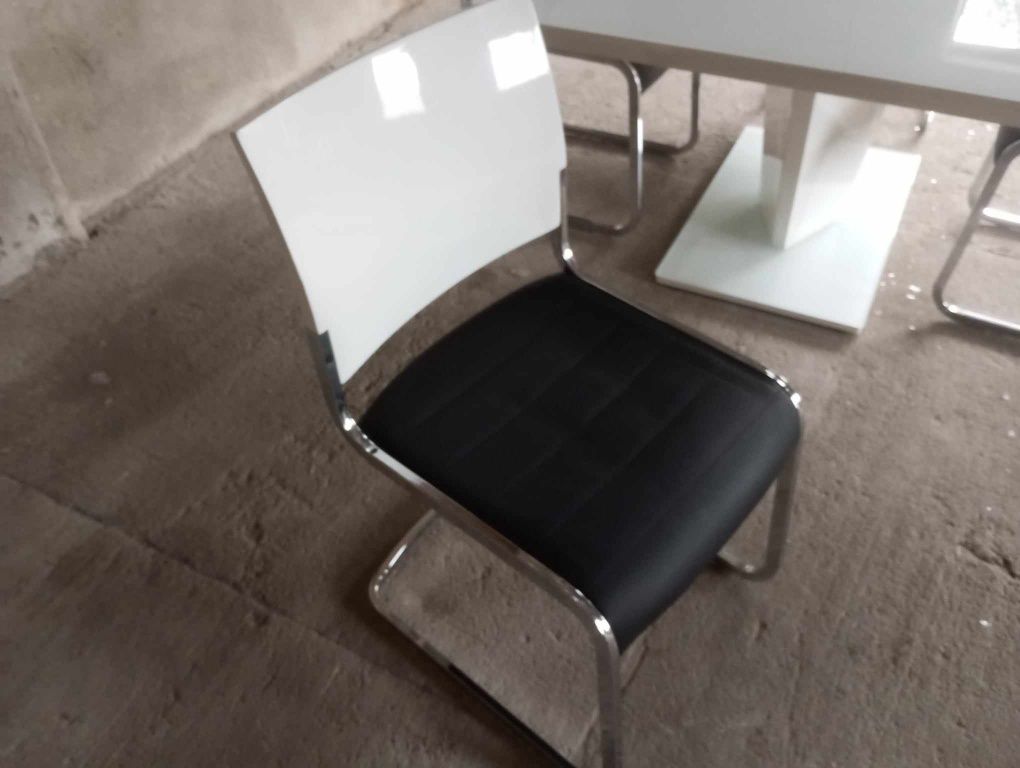 Stół i krzesła biały czarny. Piękny komplet.