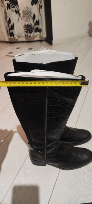 Продам осінньо-весняні сапоги