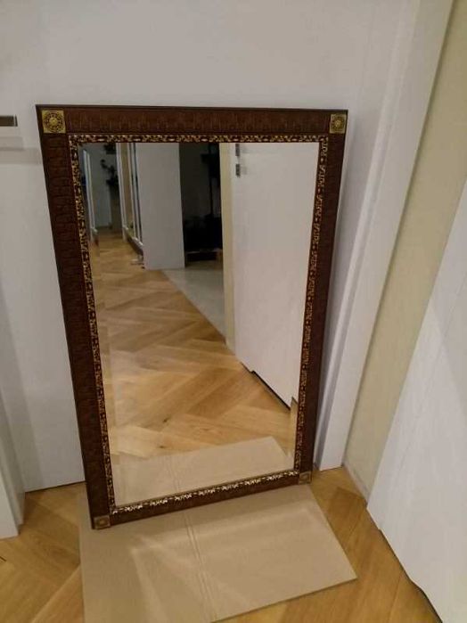 lustro w drewnianej oprawie