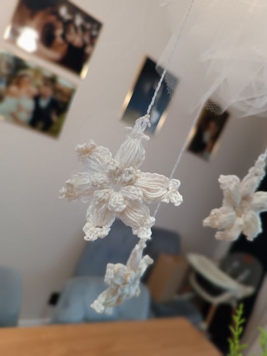 Wianek na drzwi srebrny wianek  ze śnieżynkami dekoracja zimowa