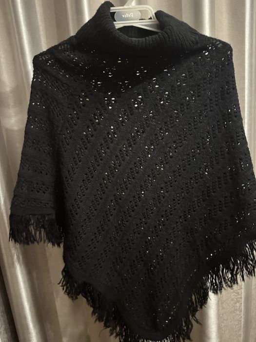 жіноча чорна накидка