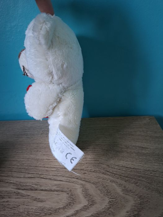 Pluszowy miś z czerwonym sercem maskotka