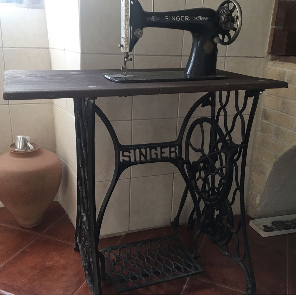 Mesa de costura e maquina de costura antiga