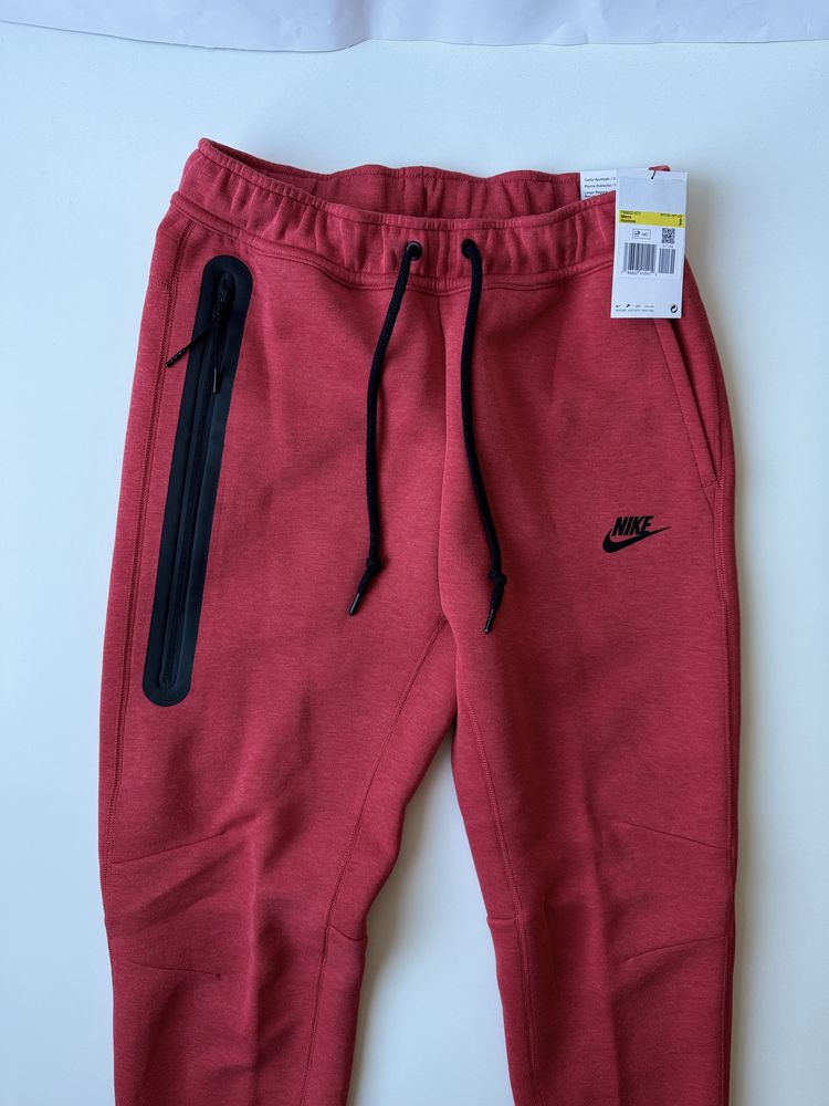 Nike Tech Fleece University Red Heather/Black rozm. S drill black