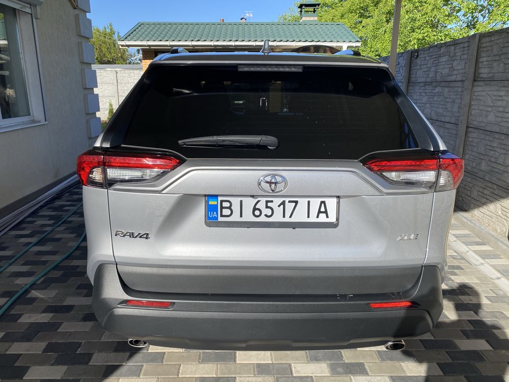 Toyota Rav 4  XLE - 2021 года