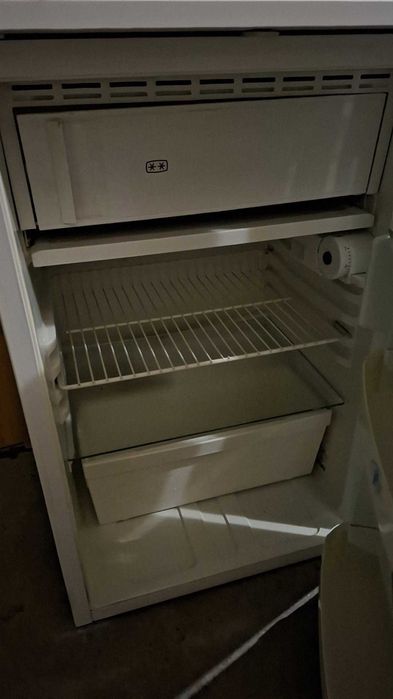 Mini frigorífico a funcionar bem