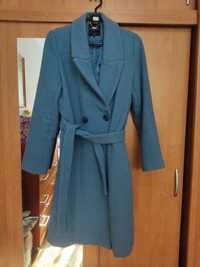 Płaszcz z wełną z paskiem niebieski Mohito r.38