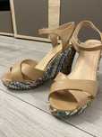 Buty na wzorzystej koturnie