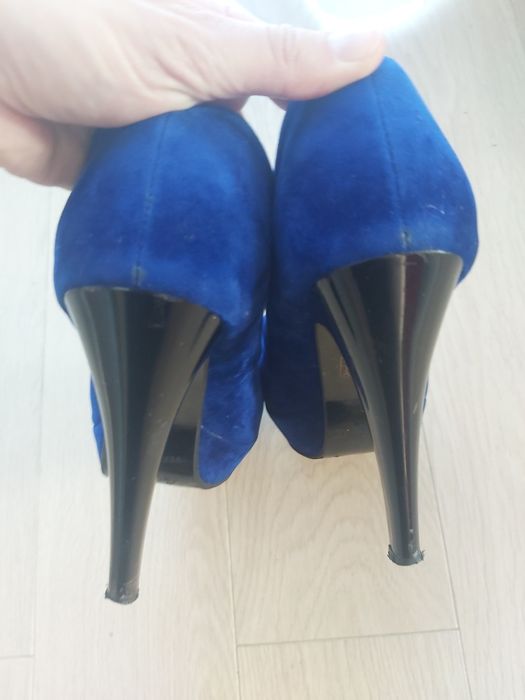 Skorzane kobaltowy buty na wysokim obcasie z lekka platforma/koturna