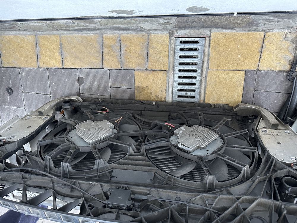 Передня панель радіаторів(Телевізор) Audi A7/A6 C7 2011-2018